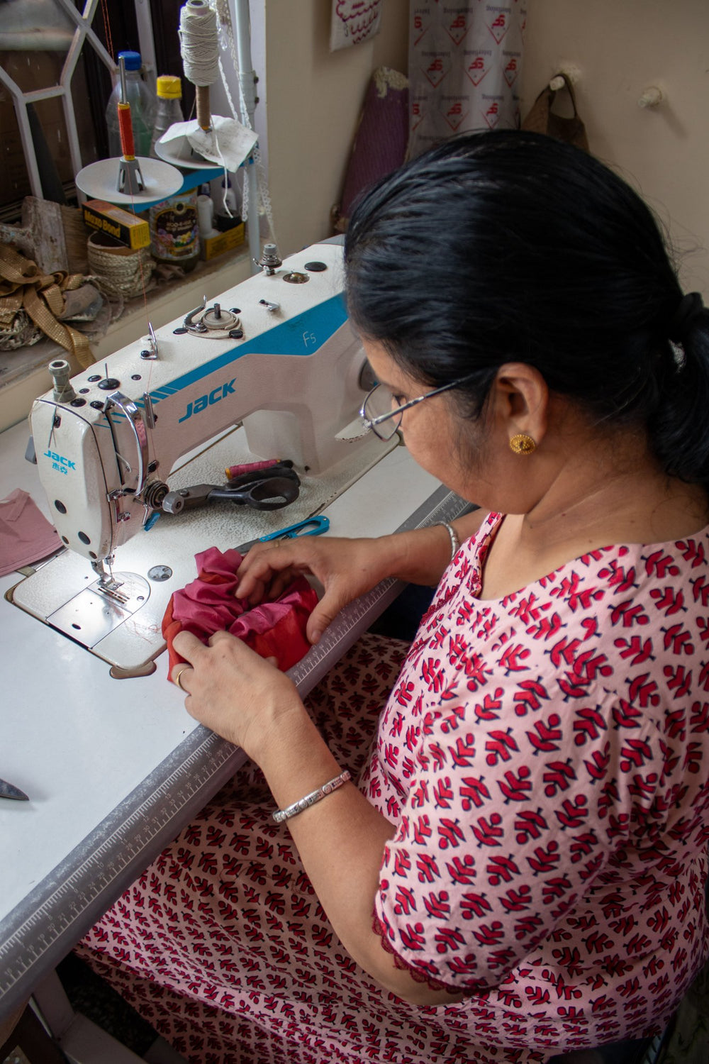 Sewing a Luna Mesa scrunchie at Ecoshi